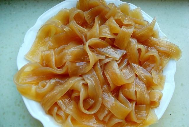 3,热锅凉油,油烧到8成热,下姜末爆出香味,加苕粉翻炒均匀出香味 4,加