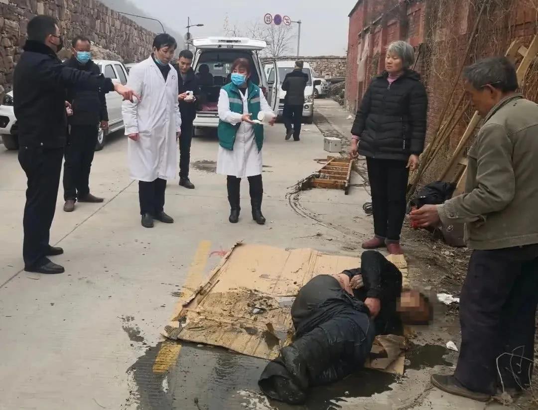 林州的厕所粪坑里面掉进了一个男子