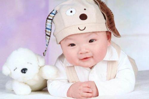 比如告诉宝宝,小白兔的特征是"白白的身子红眼睛,长长的耳朵三瓣嘴"