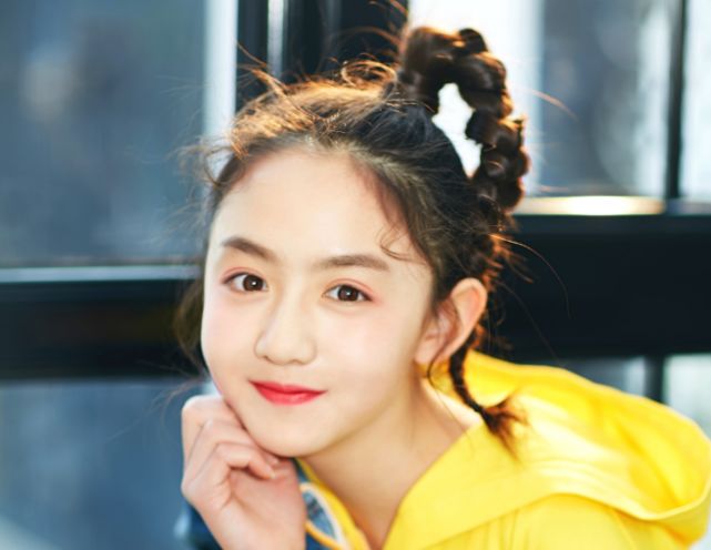 小艾的饰演者是张格,今年才刚刚13岁,9岁的时候就出演过《八月未央》