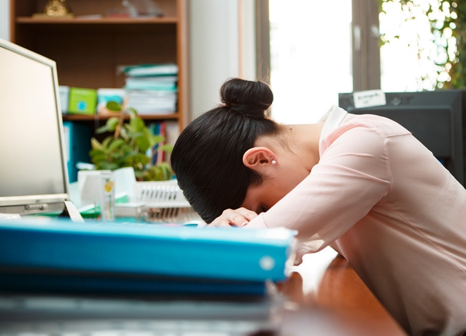 吃完午饭后午睡是大忌上班族趴桌上睡觉小心伤眼