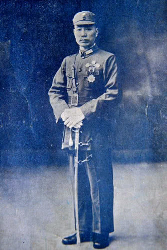 此人号称布衣将军,出征前为老母跪地洗脚,凭土枪硬捍日军轰炸