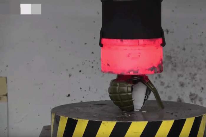 男子实验用烧红的液压机压手雷, 启动之后出现了这样的一幕