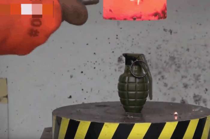男子实验用烧红的液压机压手雷, 启动之后出现了这样的一幕