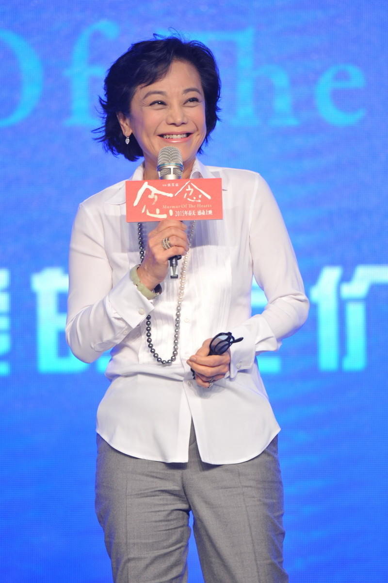 张艾嘉气质真绝了白衬衫搭配西装裤干练大气无惧皱纹老得自然