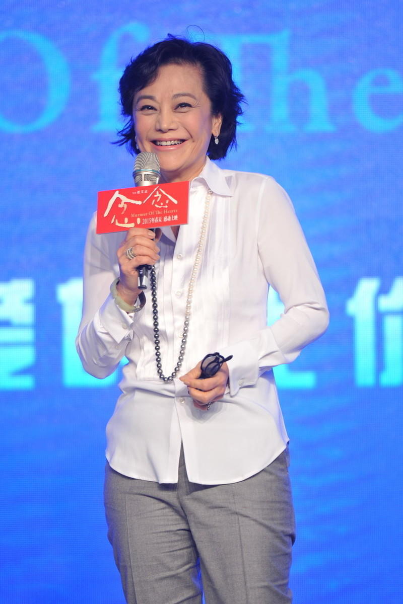 张艾嘉气质真绝了白衬衫搭配西装裤干练大气无惧皱纹老得自然