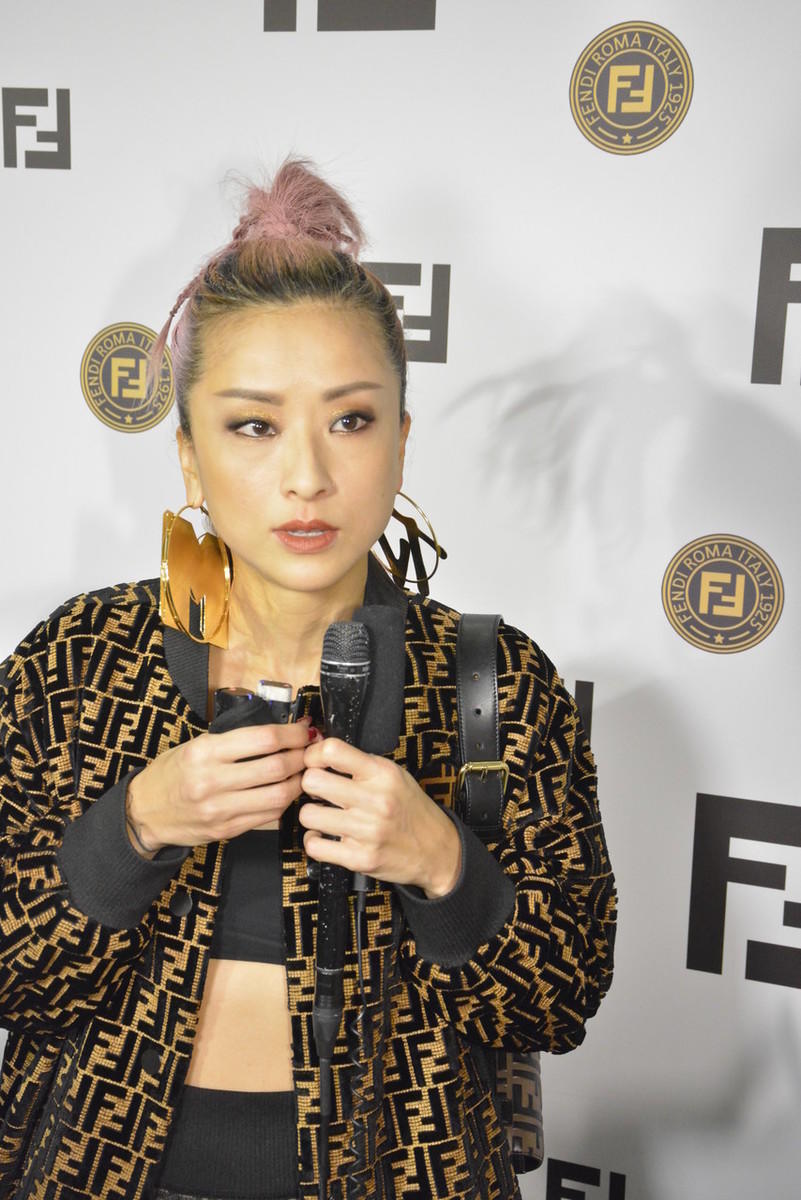 徐濠萦终于穿对了!印花套装搭配吊带背心性感大气,小蛮腰吸睛