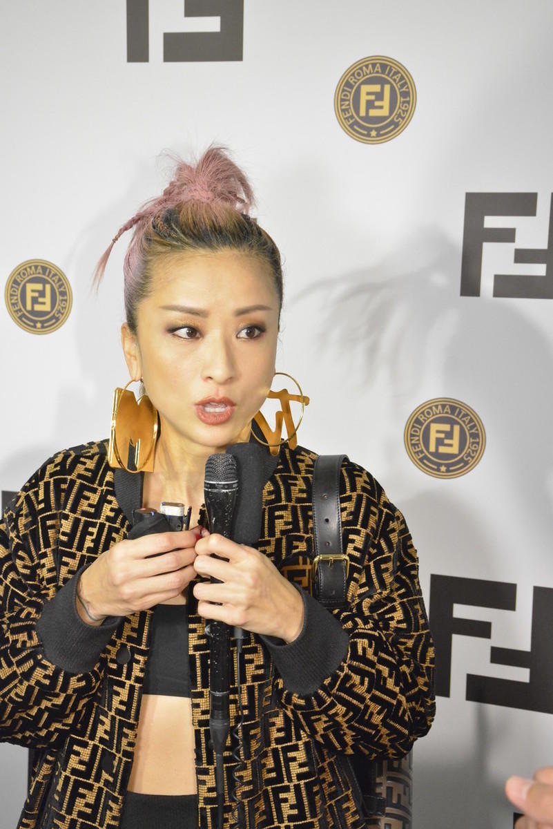 徐濠萦终于穿对了!印花套装搭配吊带背心性感大气,小蛮腰吸睛