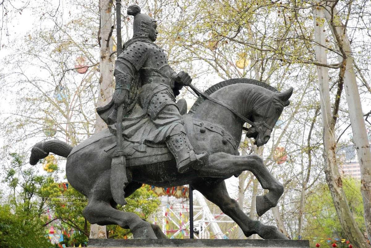 逍遥津公园中的张辽雕像不过张辽派八百死士奇袭的策略,确实是改变