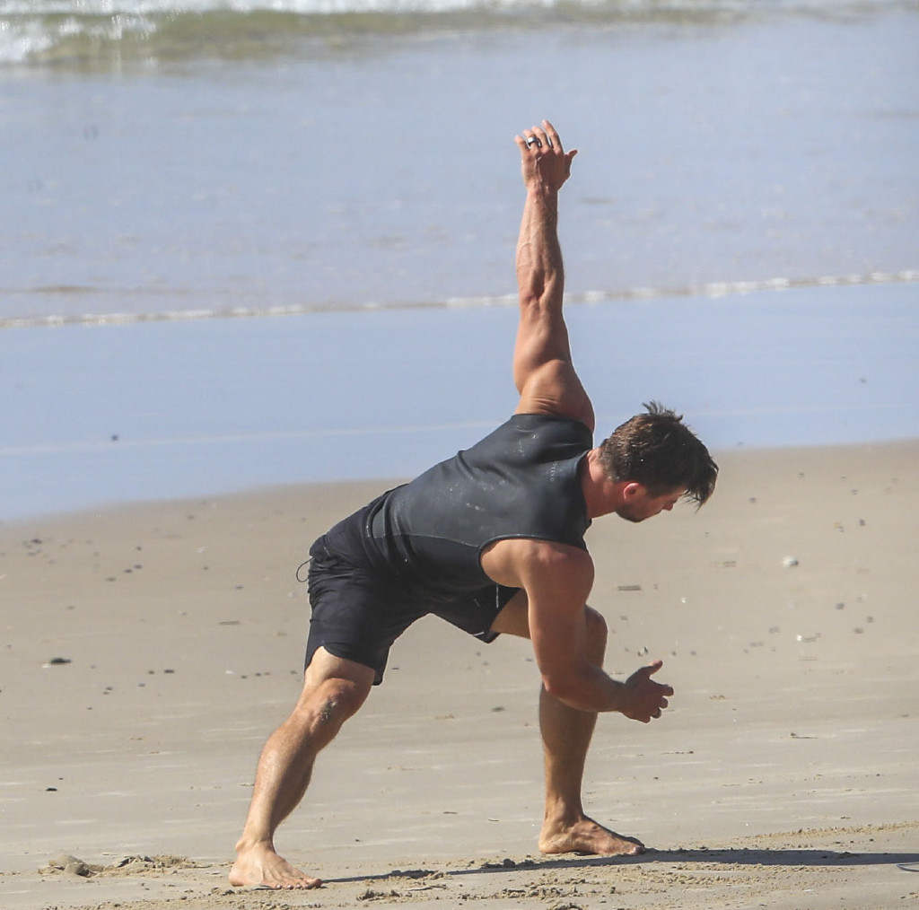 肌肉型男在线热身,姿势超搞笑