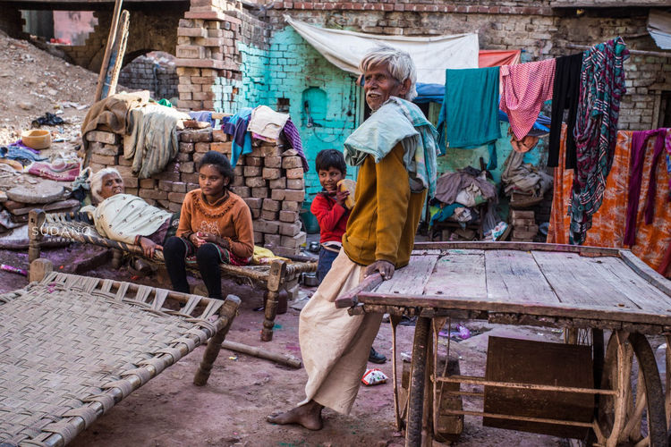 实拍印度棚户区:圣城里的贫民生活,当地妇女头顶水桶排队取水