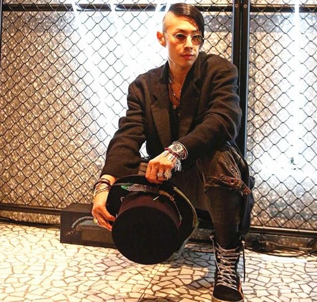 41岁吴建豪近照大变样!剃掉眉毛且双眼通红,面无表情一脸憔悴