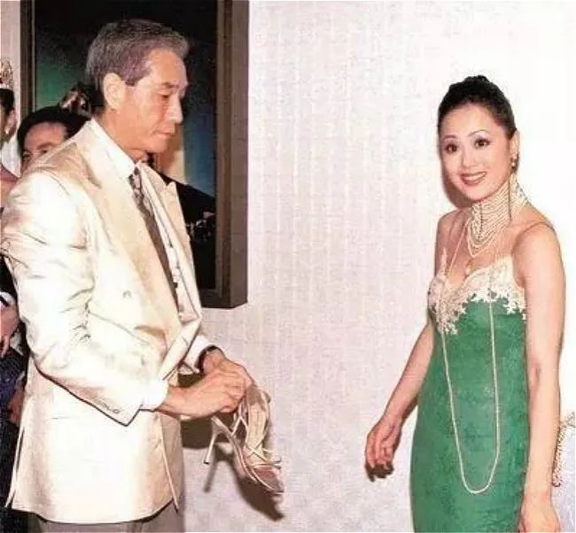 家暴的新闻,当时两人还能和好如初,直到2002年随着陈曜旻的破产感情也