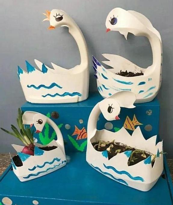 花种在里面也显得上档次多了,而这个花瓶只是用废弃的洗衣液瓶子做的