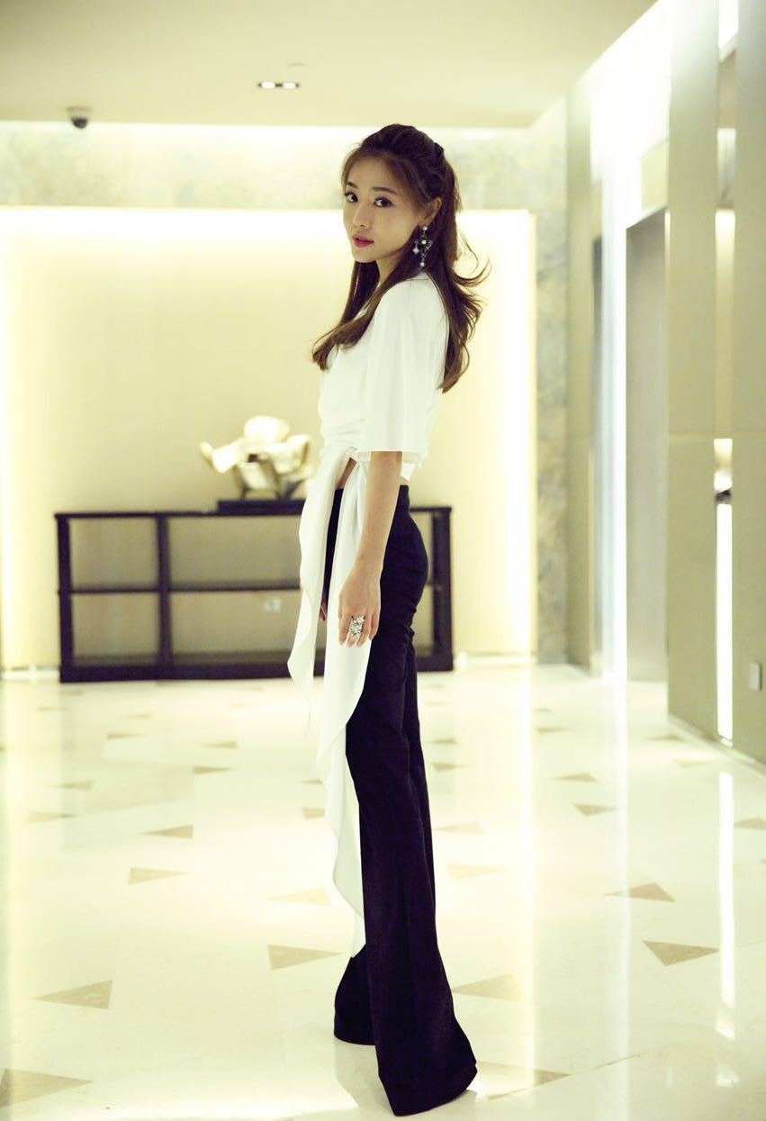 邓家佳罕见秀身材,一袭黑裙穿出"蜂腰"太惹眼,不过脸却变了