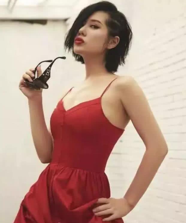 她是战狼中男人都怕的龙小云如今43岁的她穿上生活装太美了