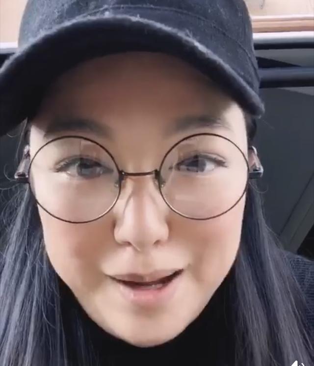 42岁港姐李珊珊无惧面部浮肿素颜做义工,积极面对惊恐症病况转好