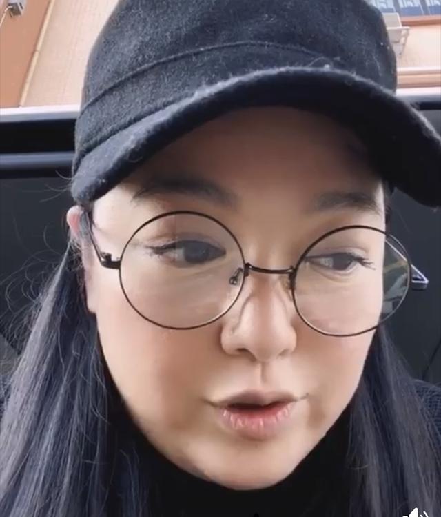 42岁港姐李珊珊无惧面部浮肿素颜做义工,积极面对惊恐症病况转好