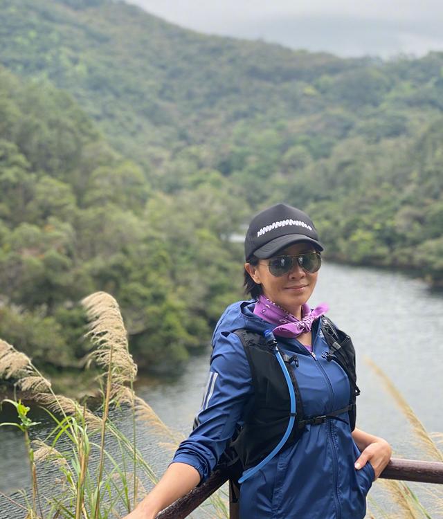 刘嘉玲外出爬山锻炼身材,素颜状态好,穿运动装仍然显身段
