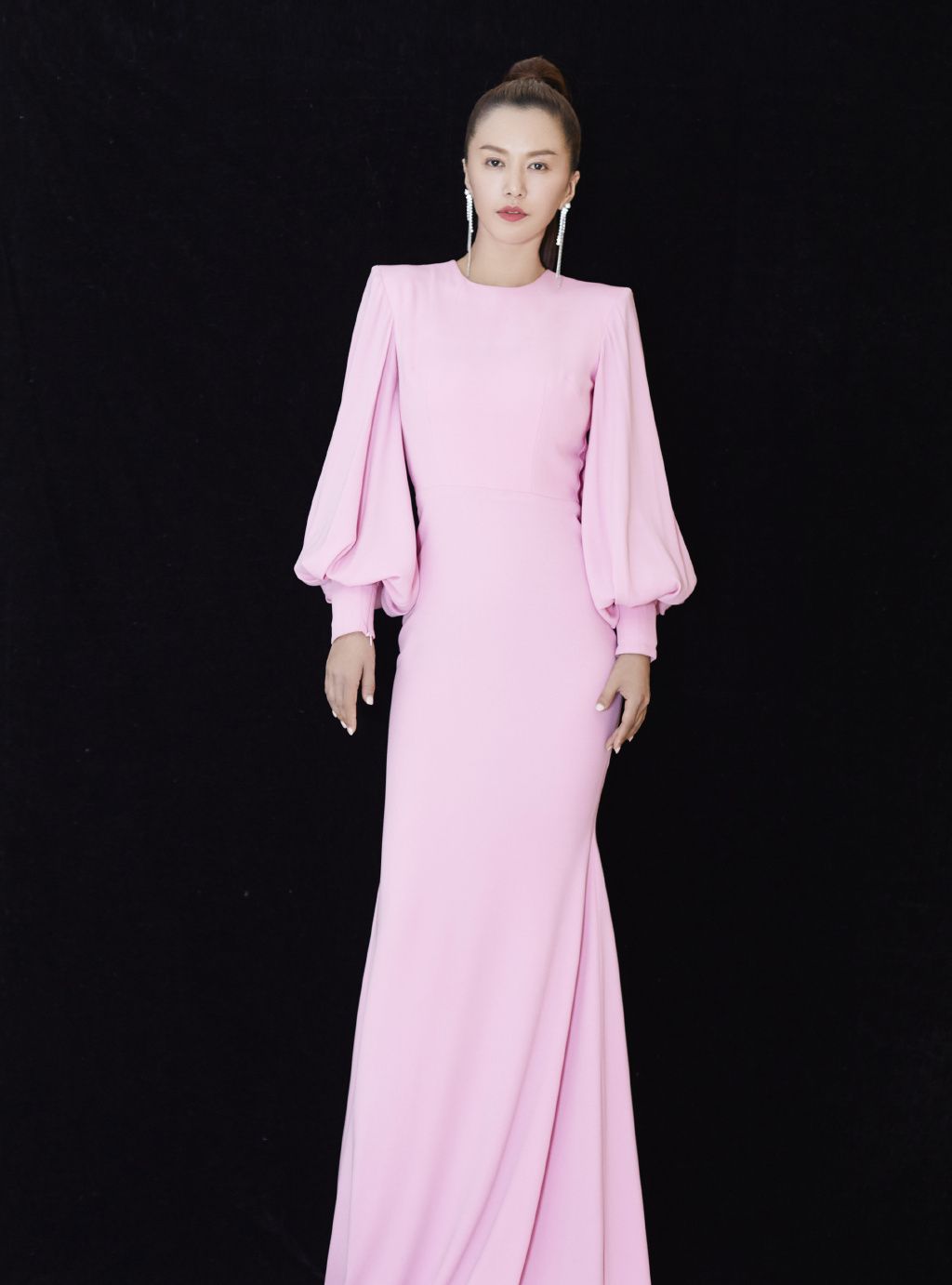 谭维维《经典咏流传》,穿荷叶边亮片长裙配齐刘海,真的有38?