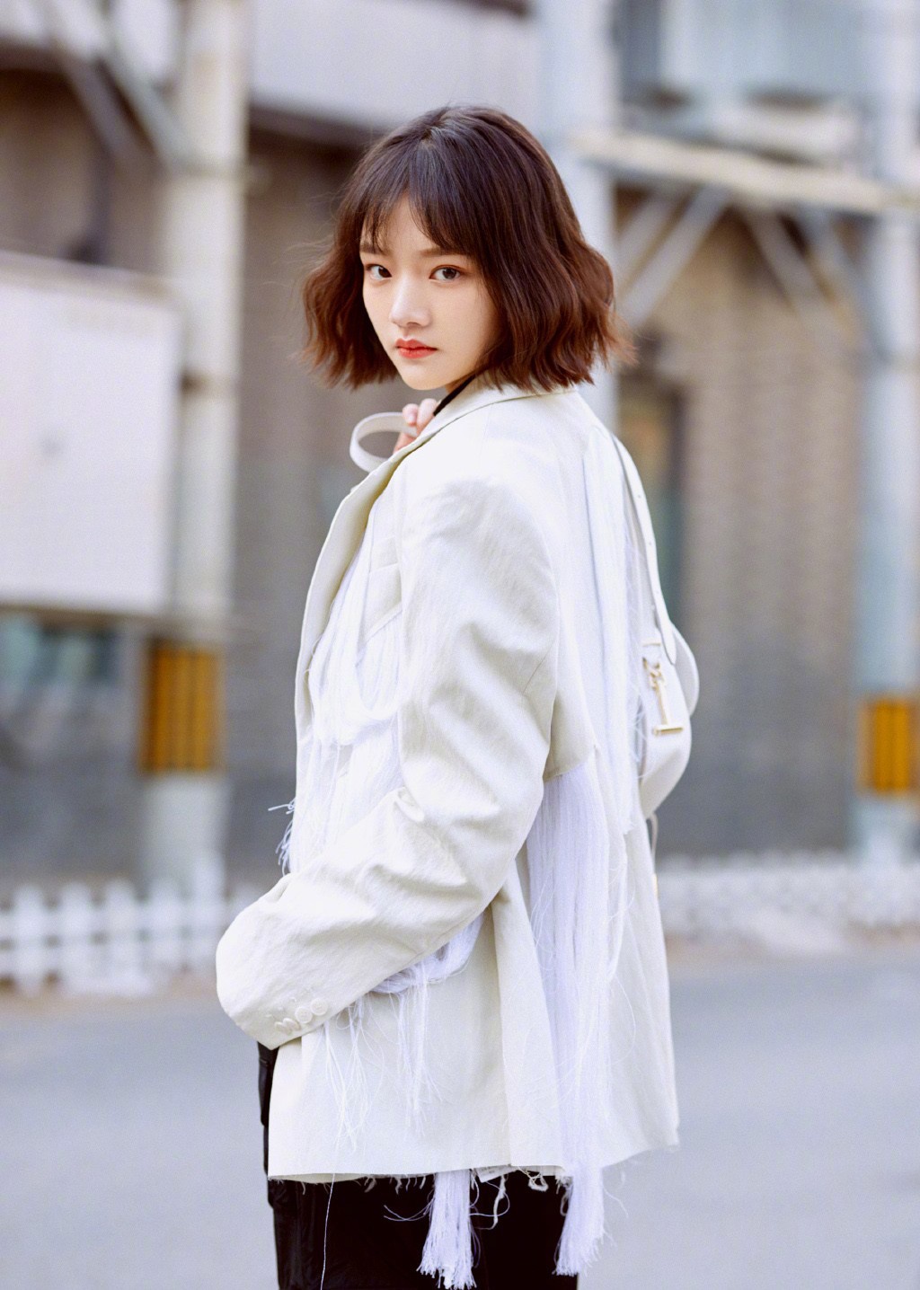 任敏时尚表现力杠杠的,穿流苏西服搭工装裤出镜,帅气潮范儿