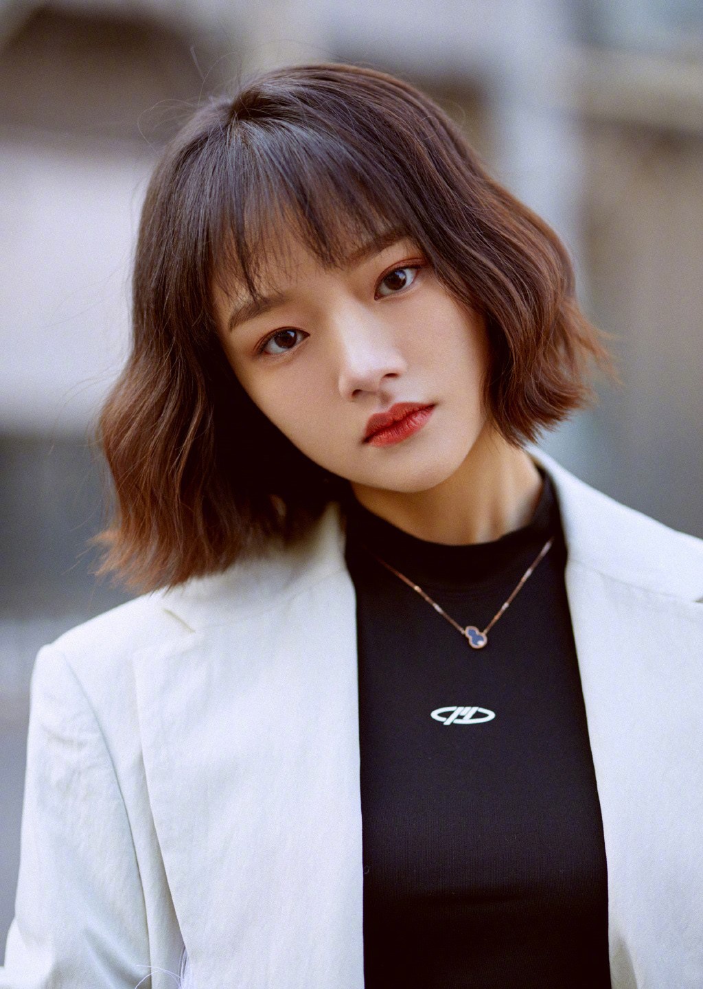 任敏时尚表现力杠杠的,穿流苏西服搭工装裤出镜,帅气潮范儿