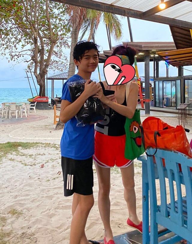 张柏芝晒儿子近照,13岁lucas身高赶超妈妈,腹肌初显男人味十足