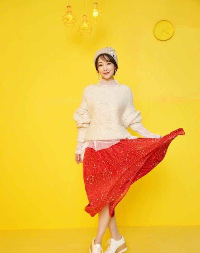 她自曝资源被人截胡,今穿蓝色上衣配短裤,45岁还有"漫画腿"