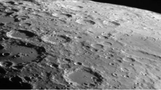 現代人觀月需要望遠鏡，為何古人用肉眼，就能看清月球表面呢？