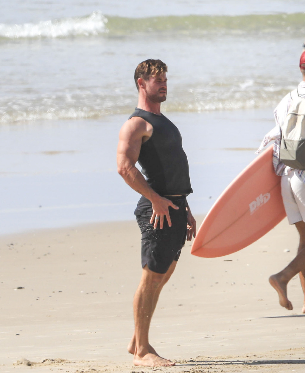 37岁"雷神索尔"拜伦湾冲浪!肌肉型男在线热身,姿势超搞笑