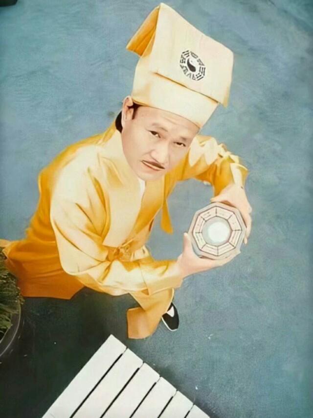 此外他还有点贪财,爱占小便宜,这就是林正英饰演的"僵尸道长",真实而