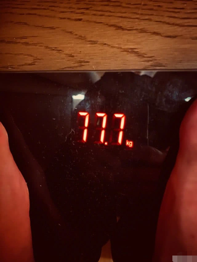 的体重,拖鞋光脚上称的郑恺,官方身高178cm的他这段时间也是长胖不少