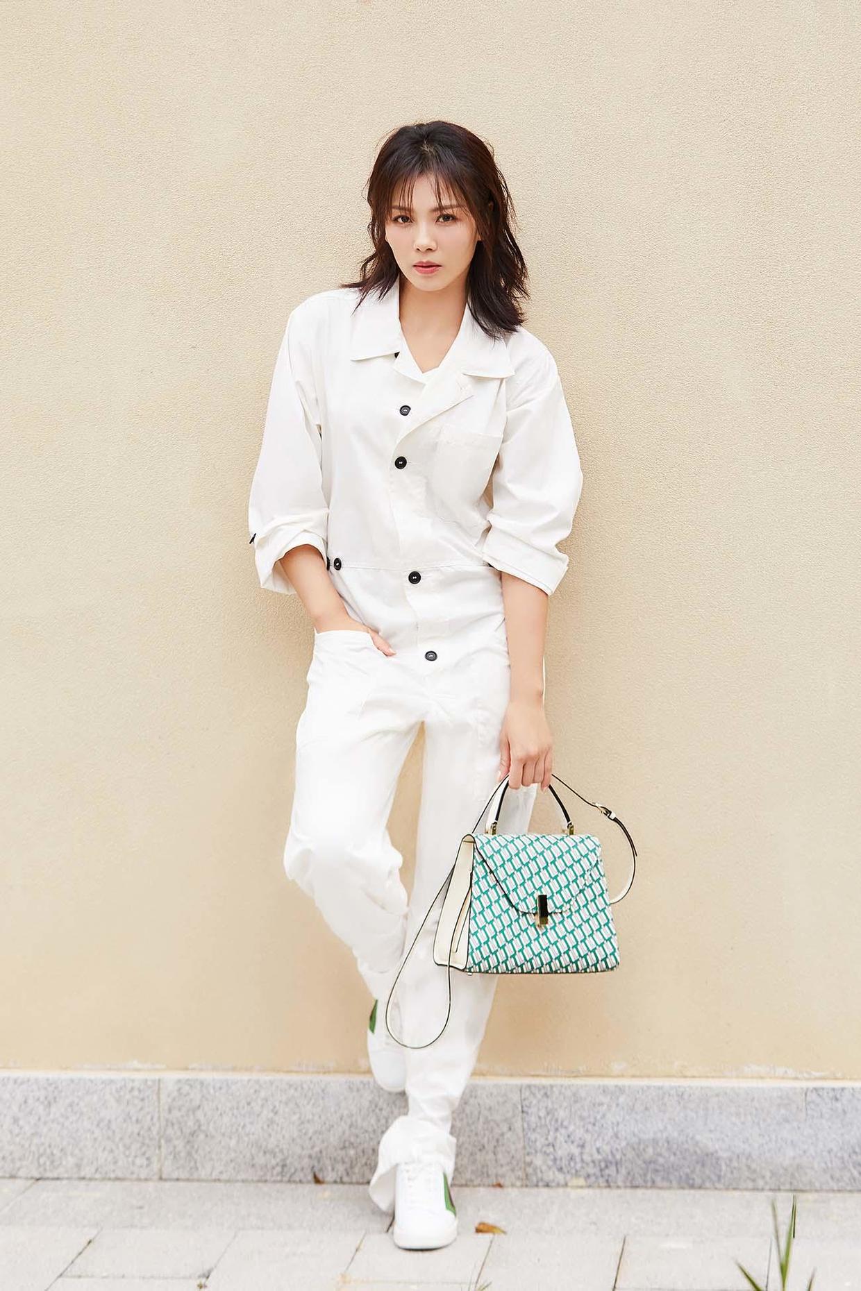 刘涛把工装裤穿火了配小白鞋洒脱利落比穿西装裤还有气质