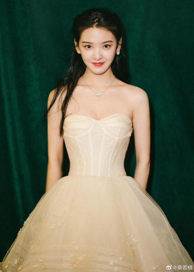 95后小花被曝片场耍大牌,甩脸色还扬言要罢工,清纯少女人设崩塌