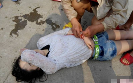 女子跳河被小伙救上岸,小伙将她翻身过来后,小伙反手扇她一巴掌