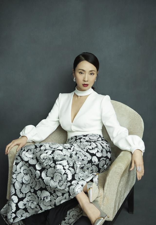 同穿v领拼接长裙,小陶虹撞衫大陶红,网友:两人气质一目了然