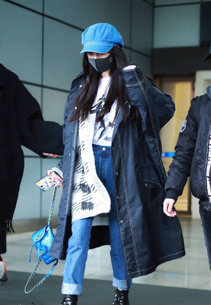 杨幂早春穿搭技巧,大衣搭配牛仔裤非常适合30岁女性,高级又减龄