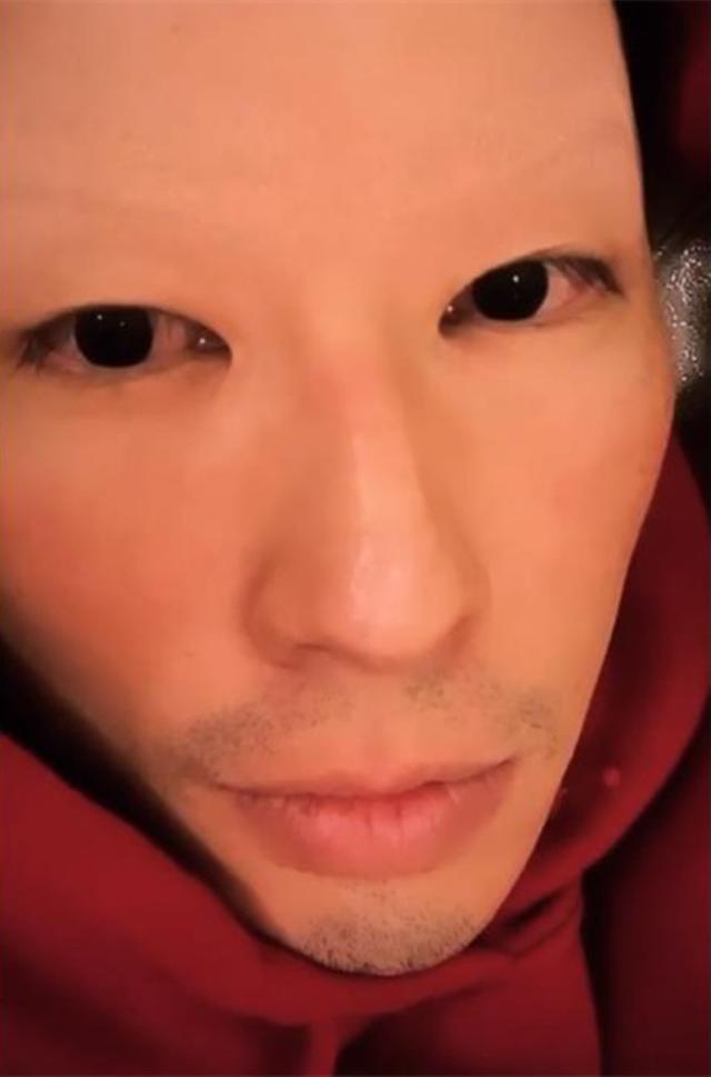 剃掉眉毛且双眼通红,面无表情一脸憔悴