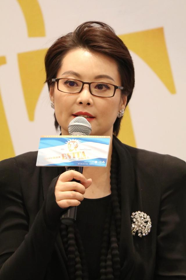 袁立社交平台晒照,卡其色大衣配水桶帽,46岁素颜淡雅又真实