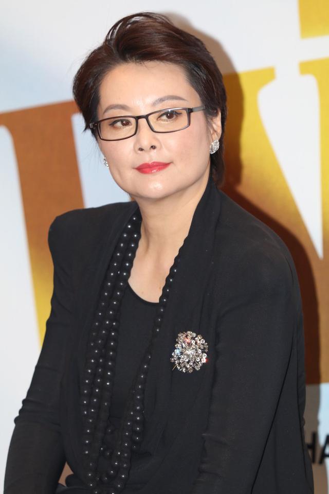 袁立社交平台晒照,卡其色大衣配水桶帽,46岁素颜淡雅又真实