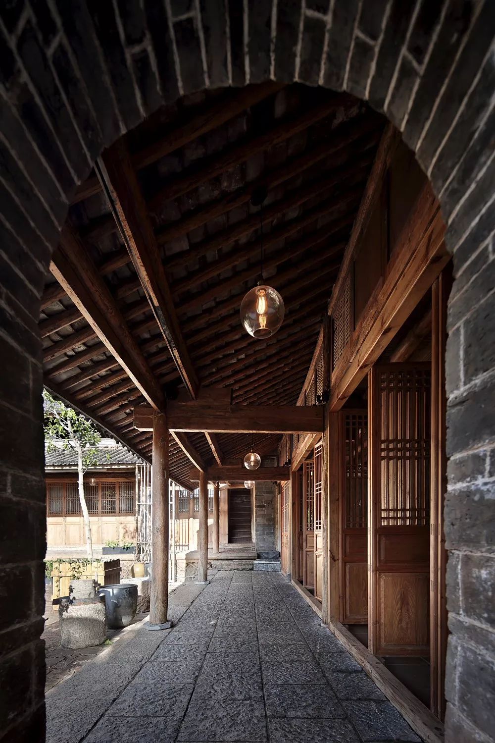 为了院子,他买下了一座660㎡的房子,修葺改造后,漂亮极了!