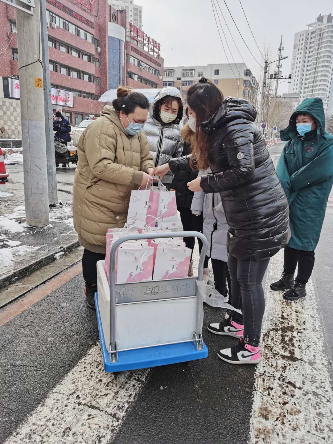当沈阳著名网红奶茶"一杯钻石"创始人王宣澄,了解到很多年轻的医护