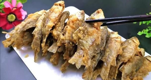 厨师长教你干炸小鲫鱼步骤详细焦香酥脆连骨头都能一起吃