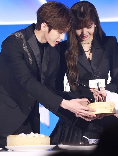 当她"扭胯"那刻,蔡徐坤直接转头不敢看|蔡徐坤|热舞|张艺兴_新浪新闻