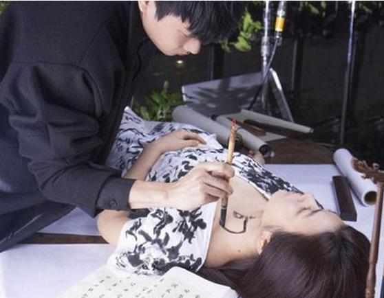 写在美女身上的人体书法你见过吗