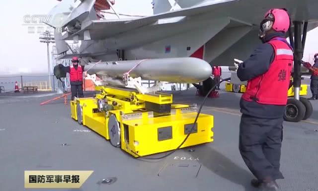 山东舰全向智能挂弹车首次现身,可实现原地转弯专家:已超越美国