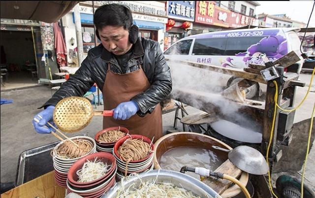 90后帅哥街头卖特色"压面",制作过程引围观,一出摊吃货抢着买