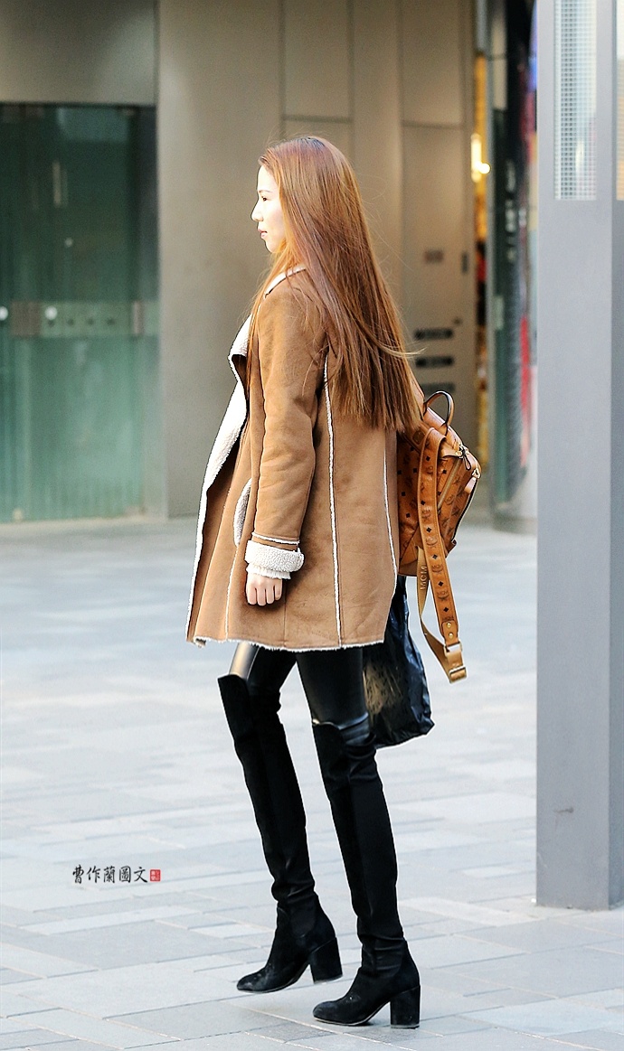 街拍穿皮裤搭配高筒靴的美女