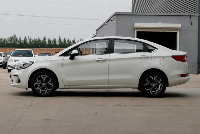 北汽燃油版家用车,比思域"炫酷",油耗经济,售5.98万起