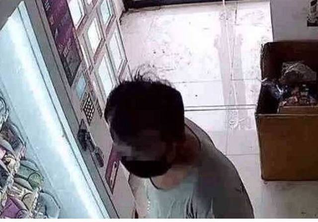 男子盯上自动售卖机,将50元整容成100,成功购物老板气疯